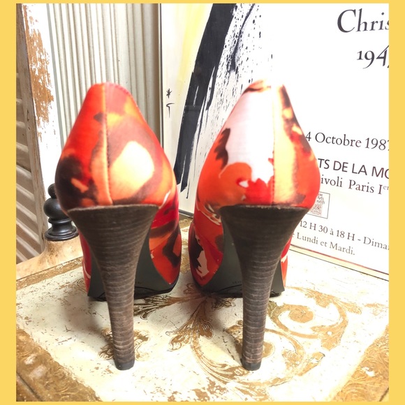 SZ 8.5-CARLOS SANTANA MULTI-COLOR FABRIC 5” PUMPS - Picture 3 of 8